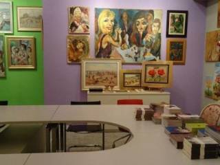 Αχειροποίητος, Κατάστημα