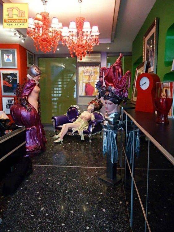 Αχειροποίητος, Κατάστημα