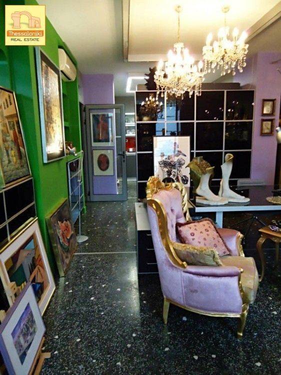 Αχειροποίητος, Κατάστημα