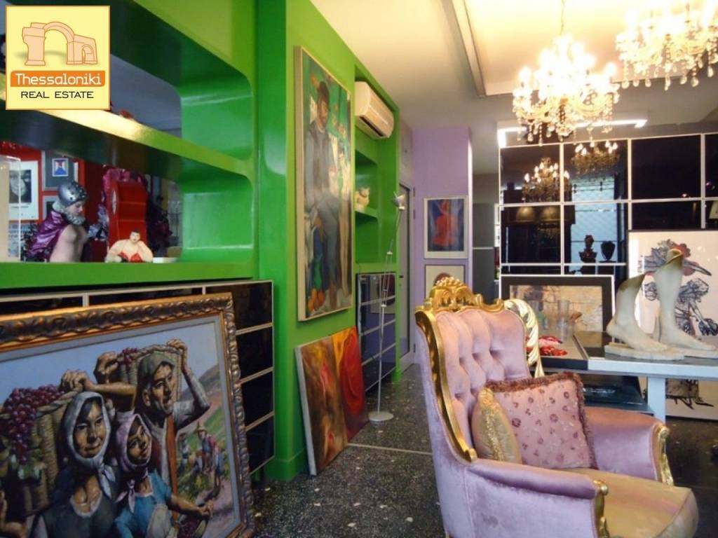 Αχειροποίητος, Κατάστημα