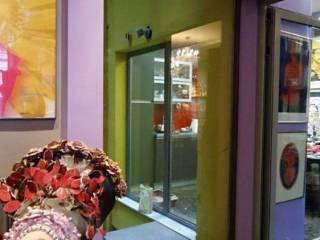 Αχειροποίητος, Κατάστημα