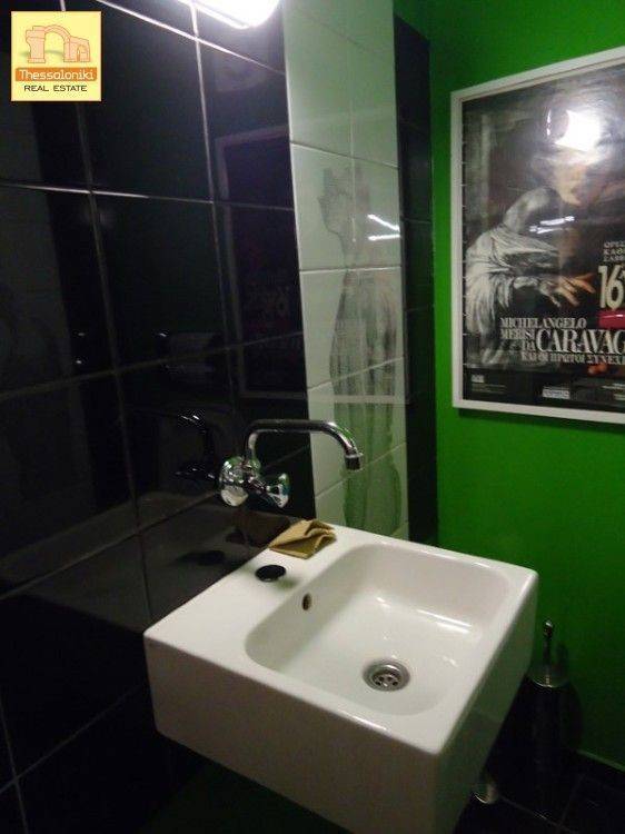 Αχειροποίητος, Κατάστημα