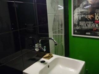 Αχειροποίητος, Κατάστημα