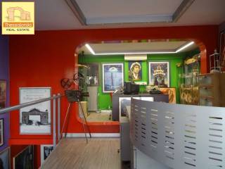 Αχειροποίητος, Κατάστημα