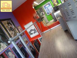 Αχειροποίητος, Κατάστημα