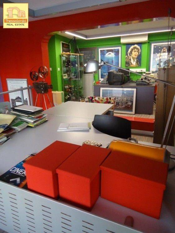 Αχειροποίητος, Κατάστημα