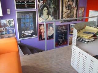 Αχειροποίητος, Κατάστημα