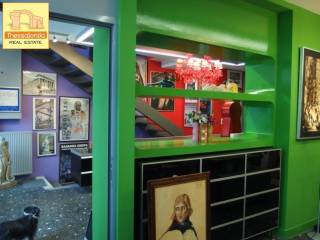 Αχειροποίητος, Κατάστημα