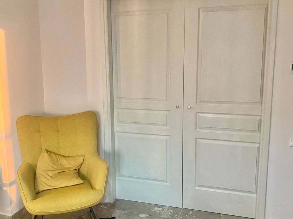 Διπλή συρόμενη πόρτα, διαχωριστική μεταξύ δωματίων σαλονιού