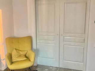 Διπλή συρόμενη πόρτα, διαχωριστική μεταξύ δωματίων σαλονιού