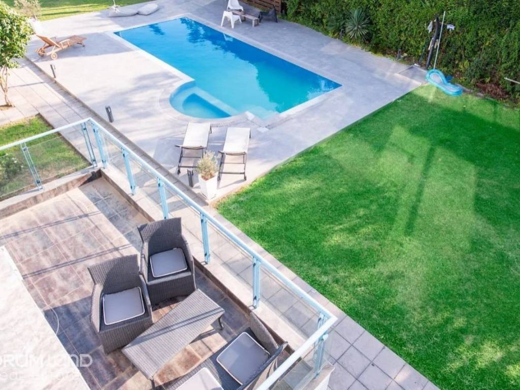 Forumland Real Estate, Πισίνα