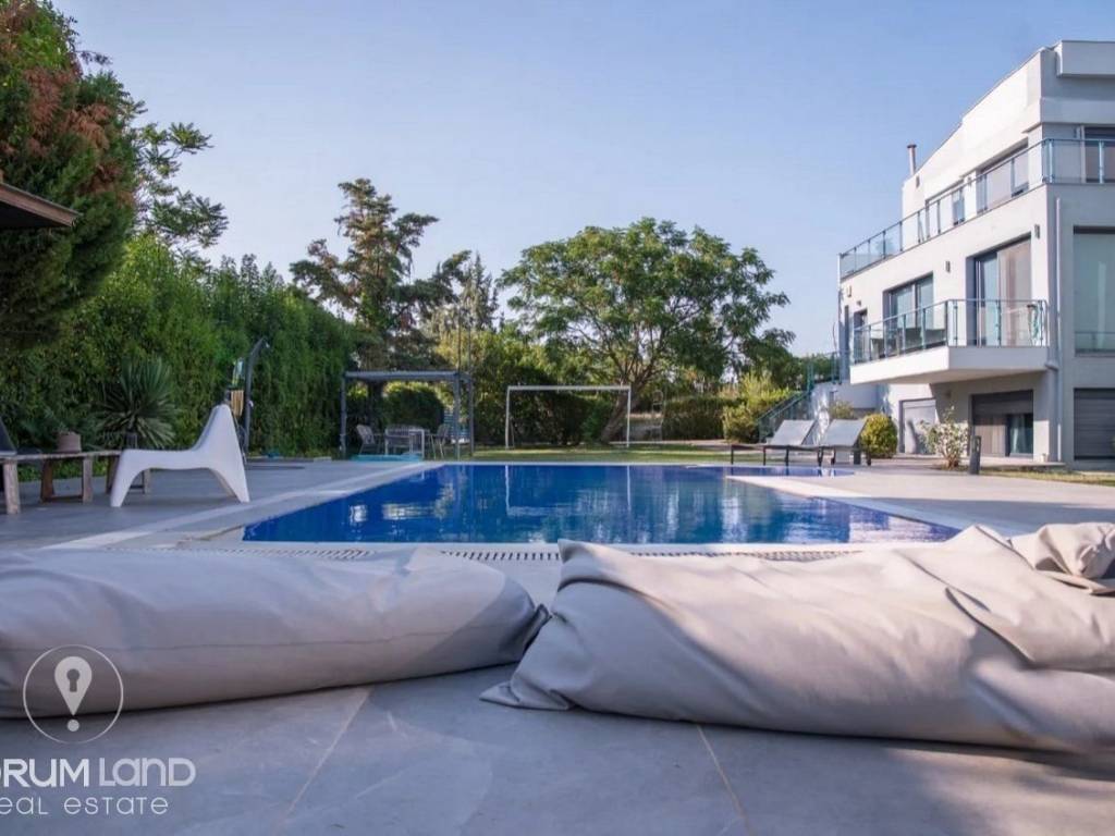 Forumland Real Estate, Πισίνα