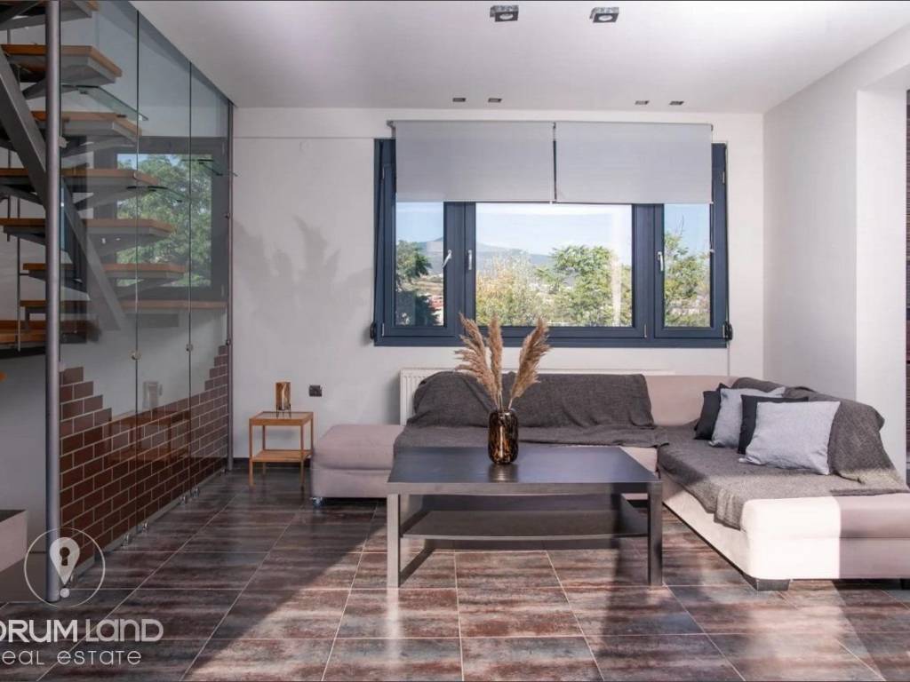 Forumland Real Estate, Σαλόνι