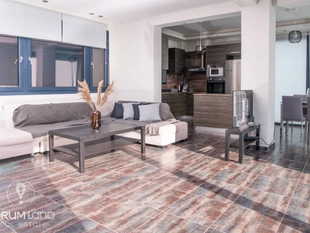 Forumland Real Estate, Σαλόνι