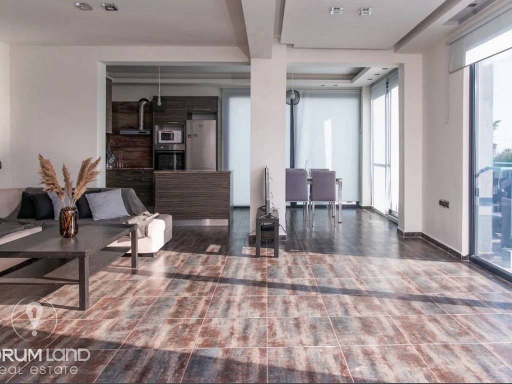 Forumland Real Estate, Σαλόνι