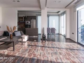 Forumland Real Estate, Σαλόνι