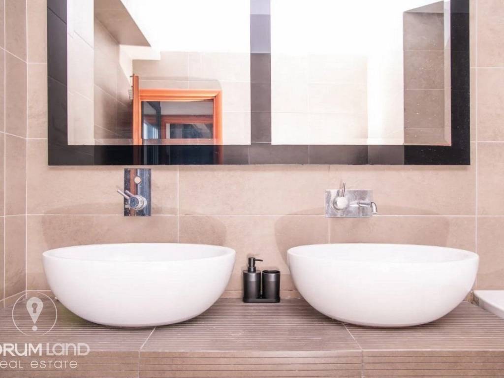 Forumland Real Estate, Μπάνιο