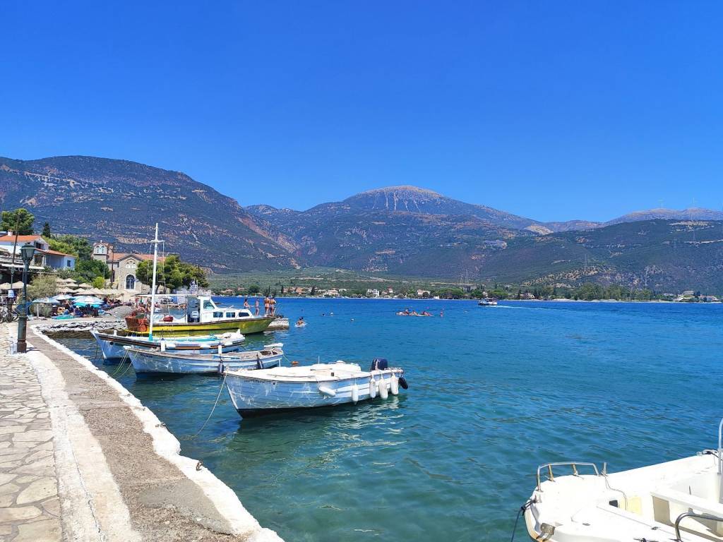 TO LIMANI STA TRIZONIA