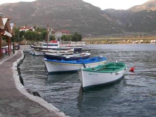 STO NESI YPARCHOYN TABERNES, KAPHETERIES KAI XENODOCHEIA