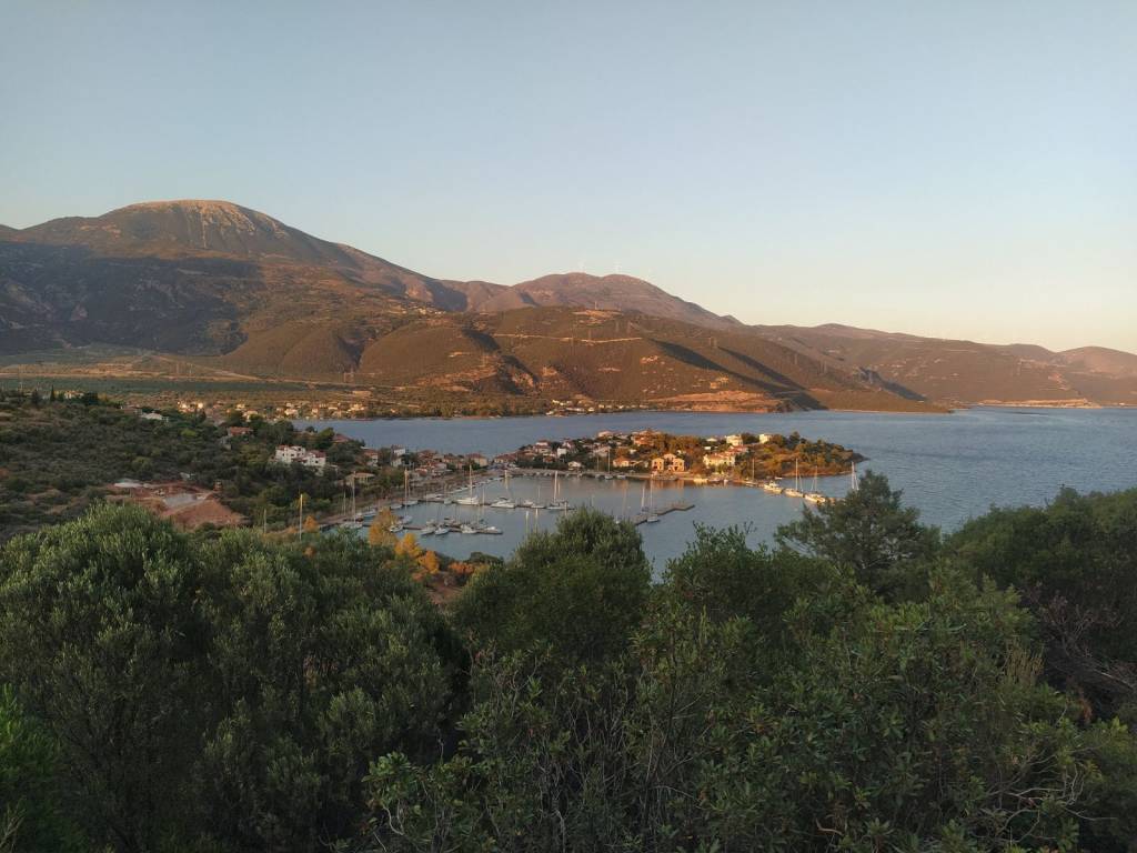 STO NESI YPARCHEI MEGALE MARINA