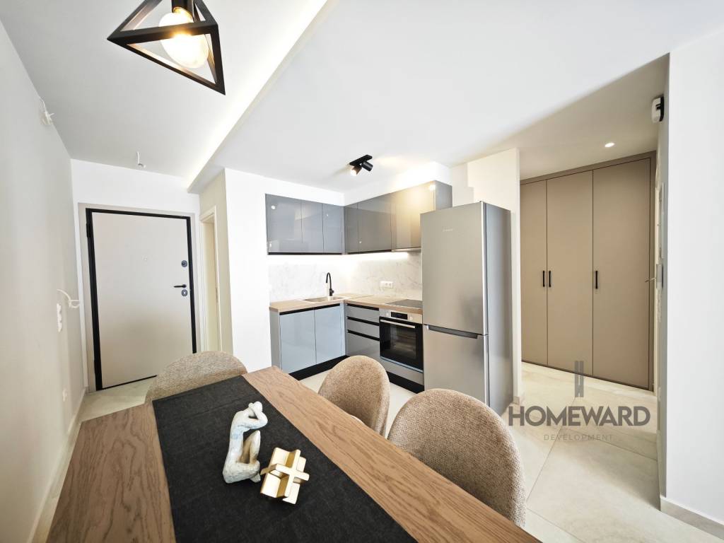 Eisodos Koyzina trapezaria. Epipleon ntoylapa ston diadromo