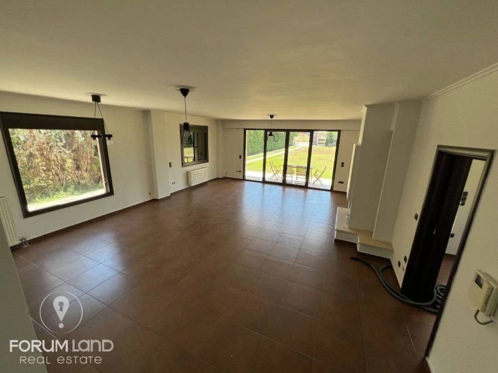 Forumland Real Estate, Σαλόνι