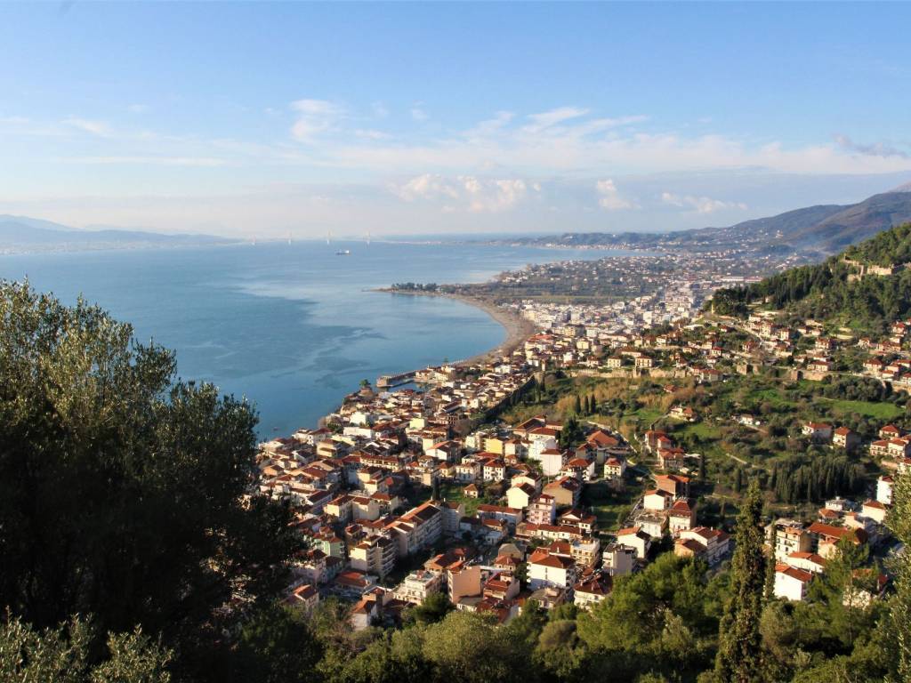 E POLE TES NAYPAKTOY APECHEI 25&#039;