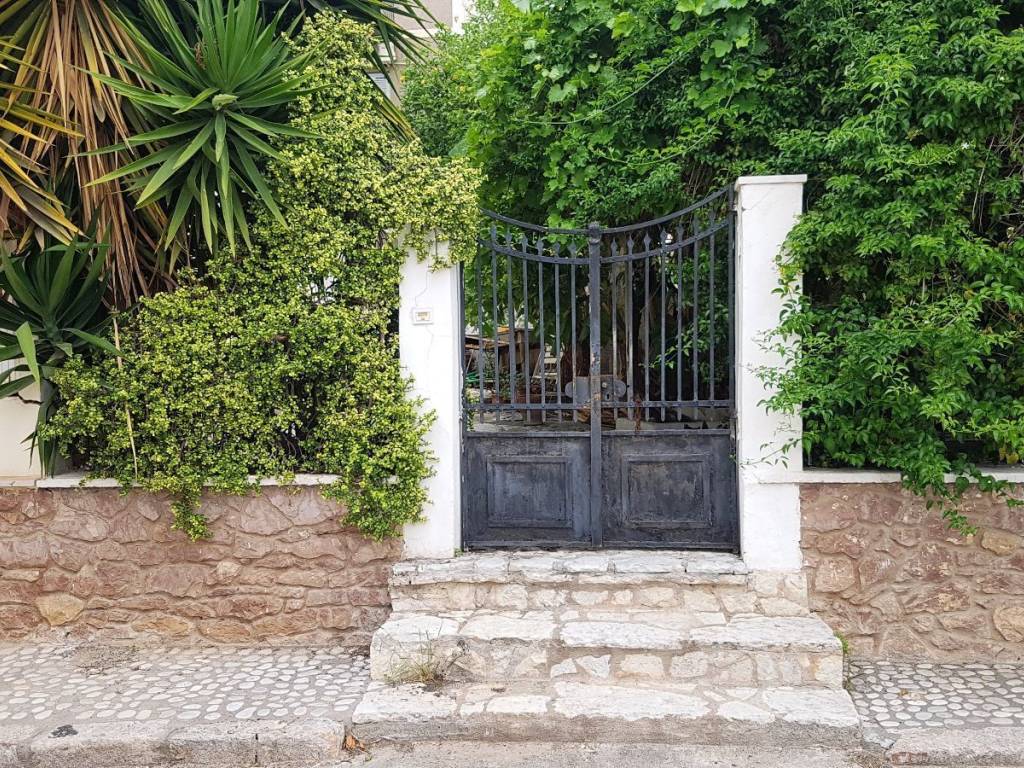 E EISODOS STE MONOKATOIKIA