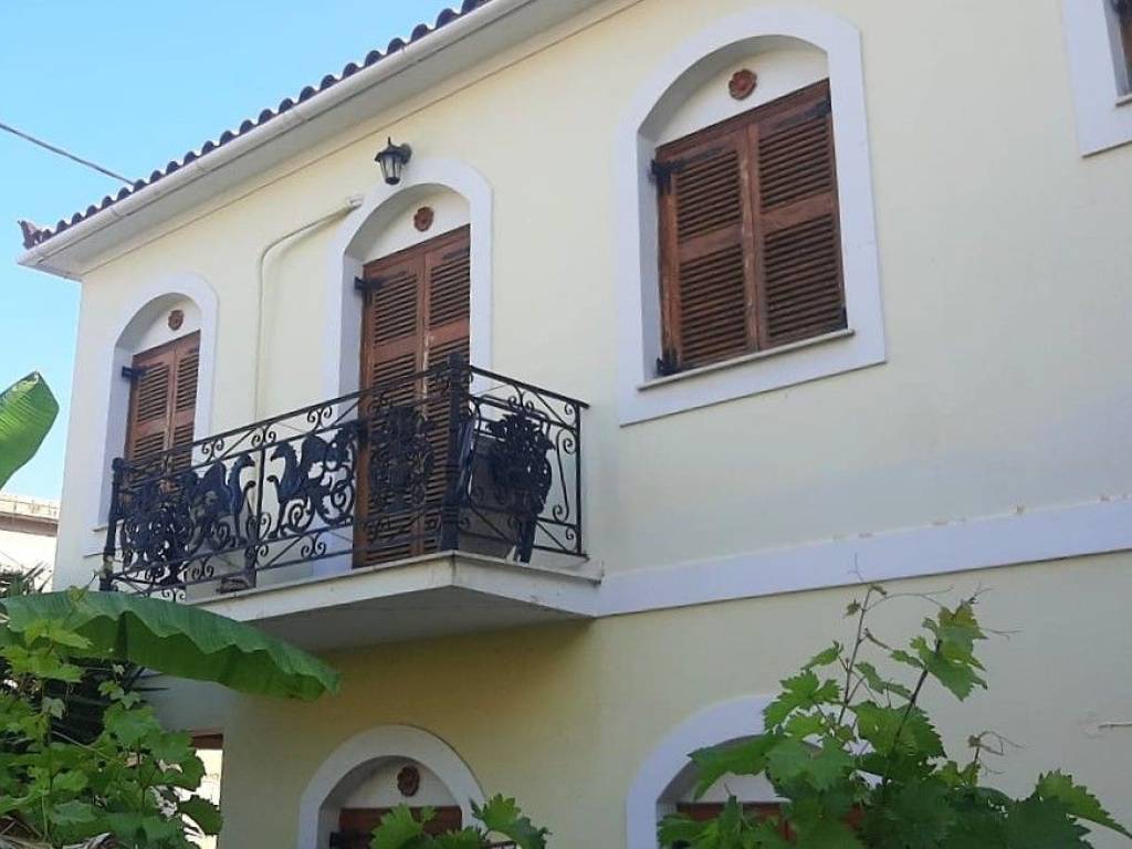 IDIAITERA STOICHEIA TOY SPITIOY