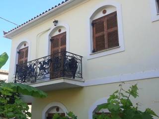 IDIAITERA STOICHEIA TOY SPITIOY