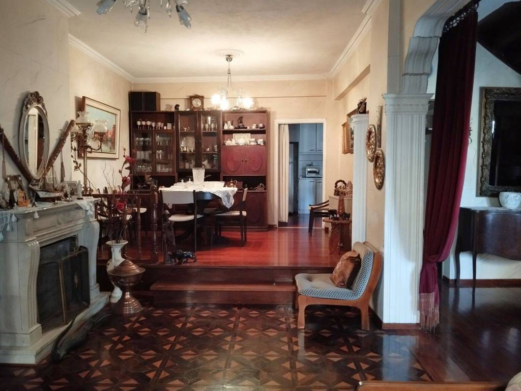 TO KATHISTIKO ME TEN TRAPEZARIA