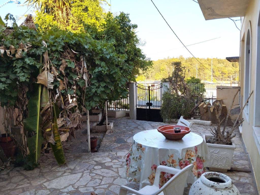 E AYLE TES MONOKATOIKIAS