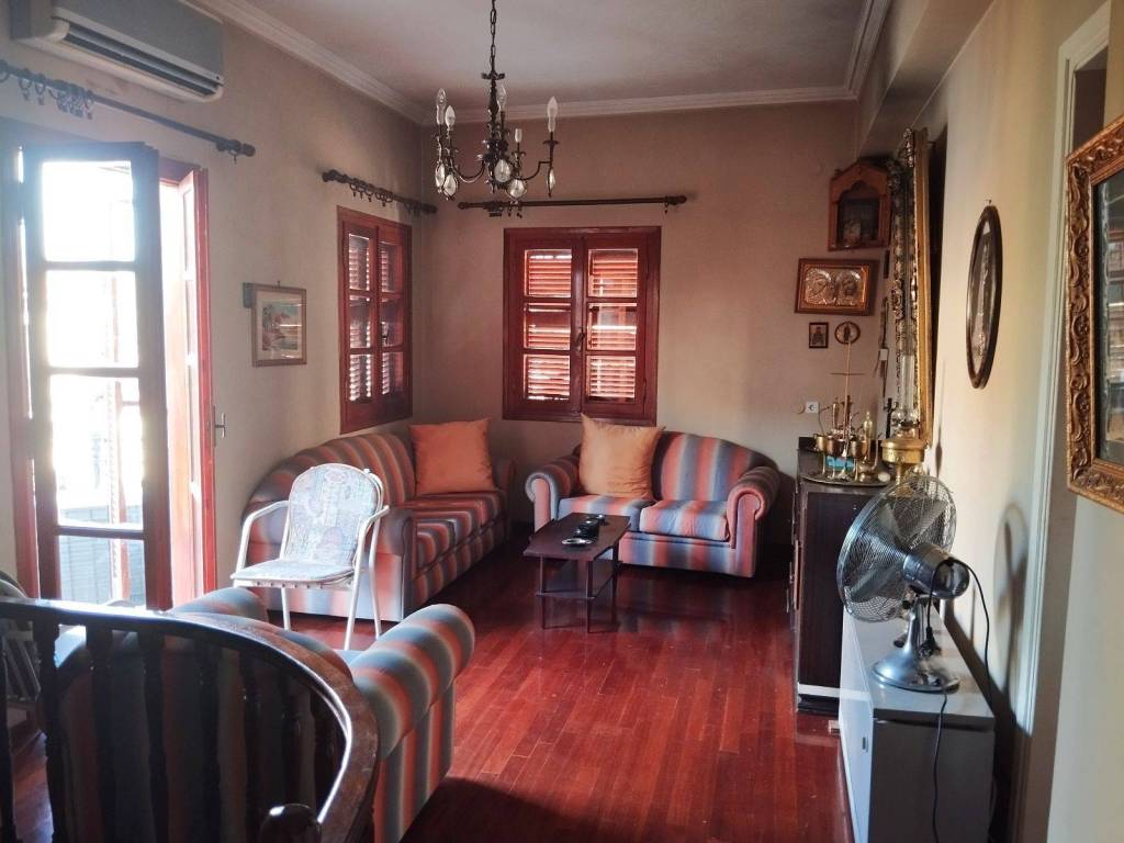 MIKRO KATHISTIKO ME MPALKONI, STON 1o OROPHO