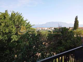 thea apo mpalkoni isogeioy