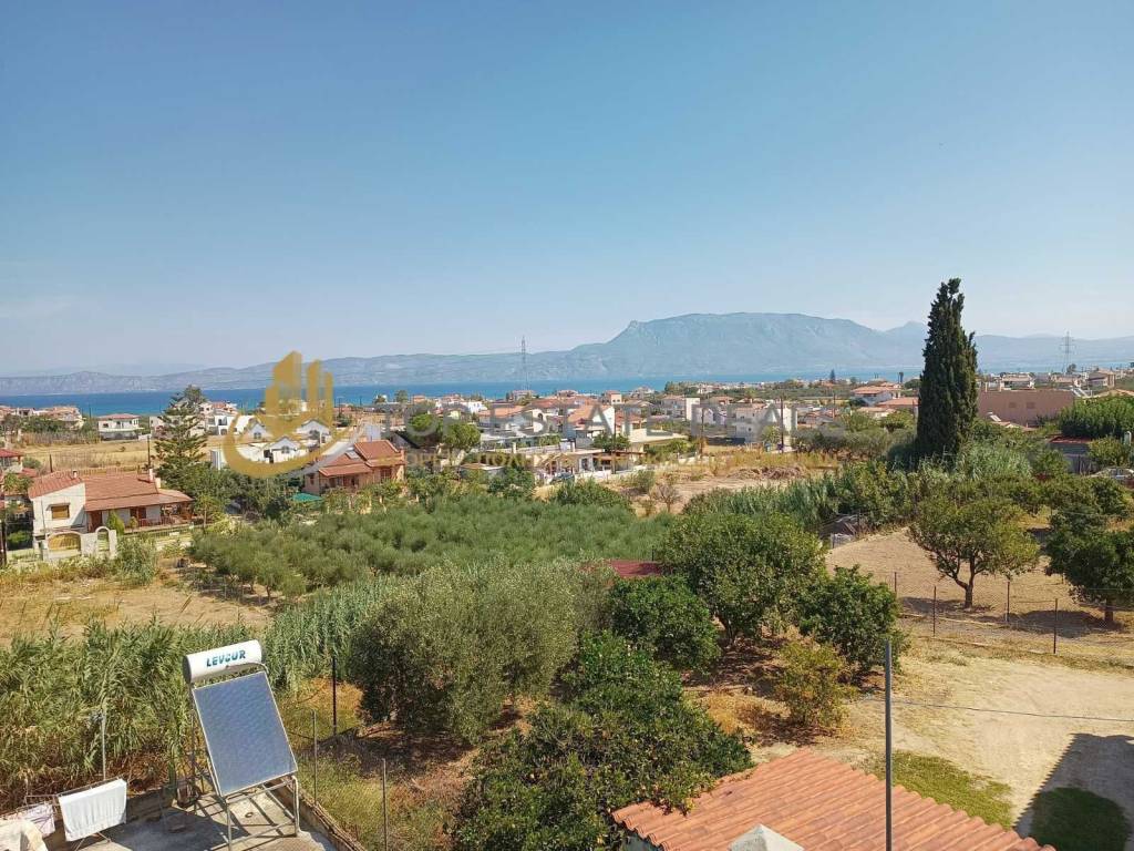 Ypoloipo oikopedoy -thea apo to mpalkoni pros thalassa