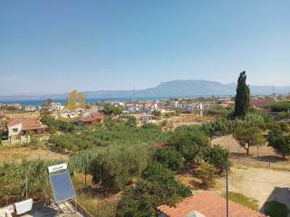 Ypoloipo oikopedoy -thea apo to mpalkoni pros thalassa