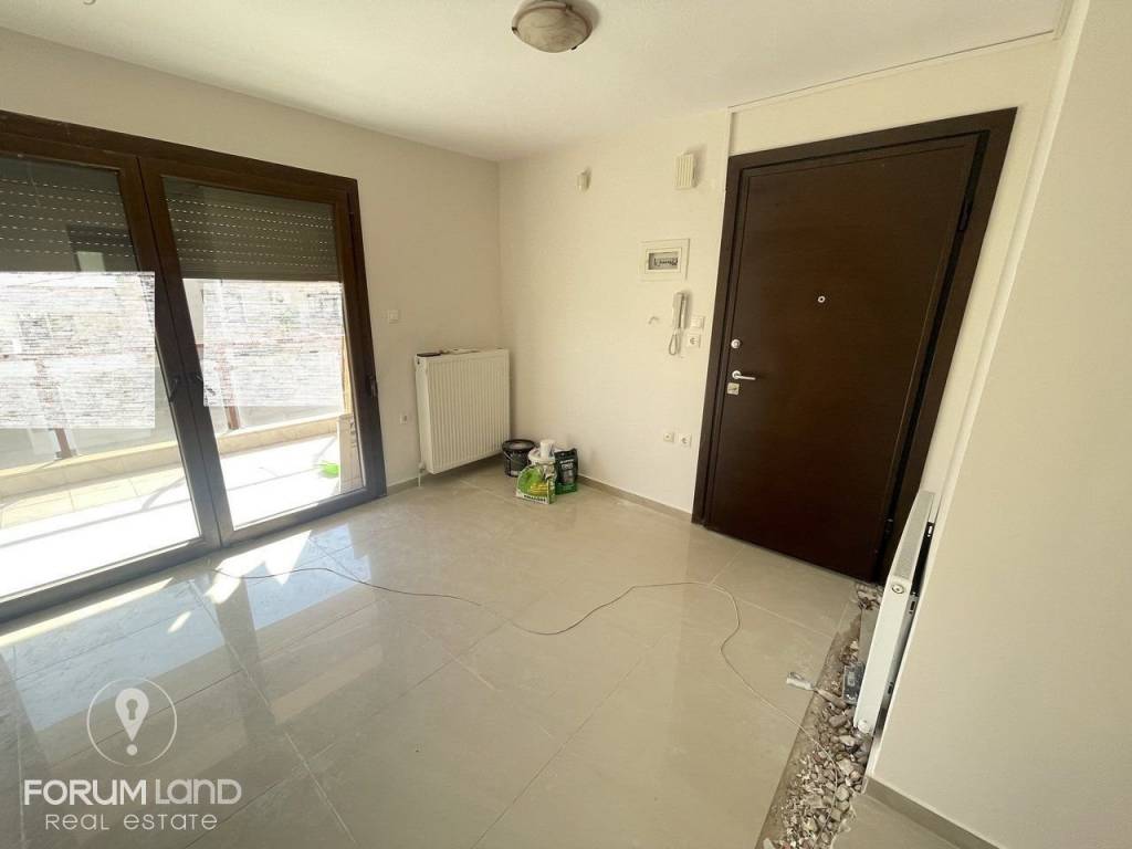 Forumland Real Estate, Είσοδος