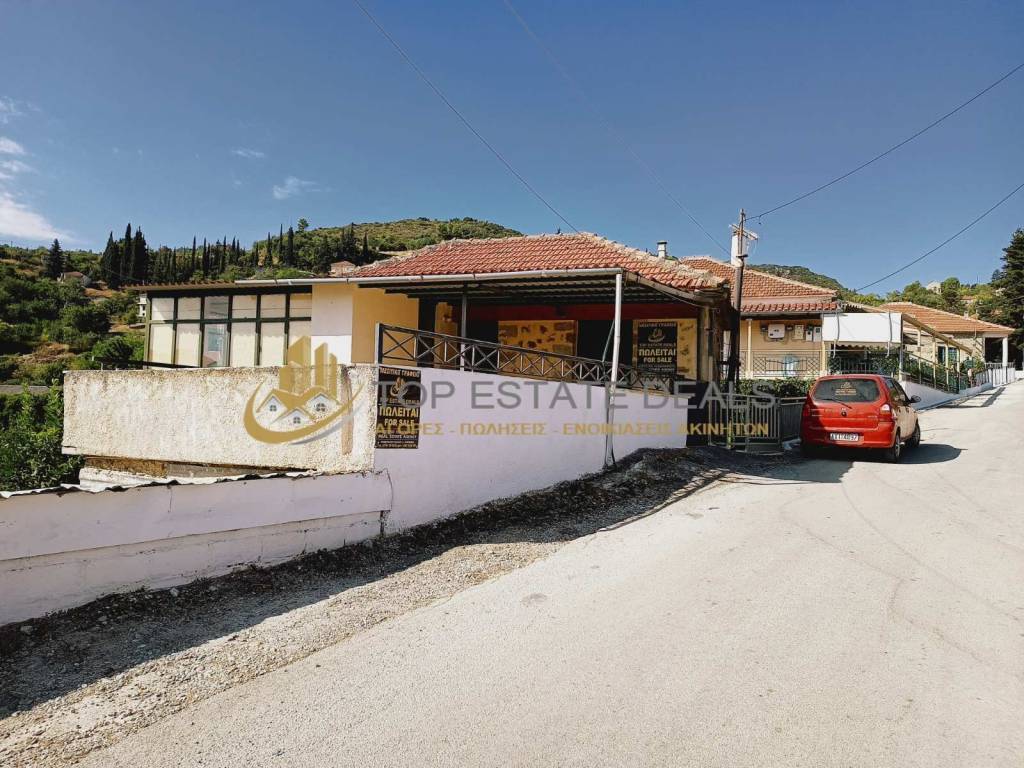 Mpalkoni mprostino oikias epi toy kentrikoy dromoy