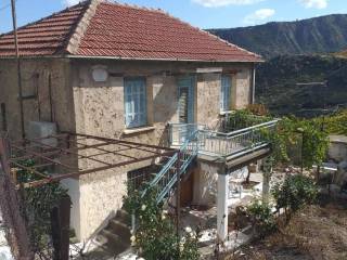 Dyorophe monokatoikia me isogeio &amp; 1o oropho -mpalkonia