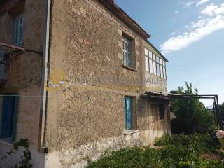 Dexia pleyra petrines monokatoikias - kepos