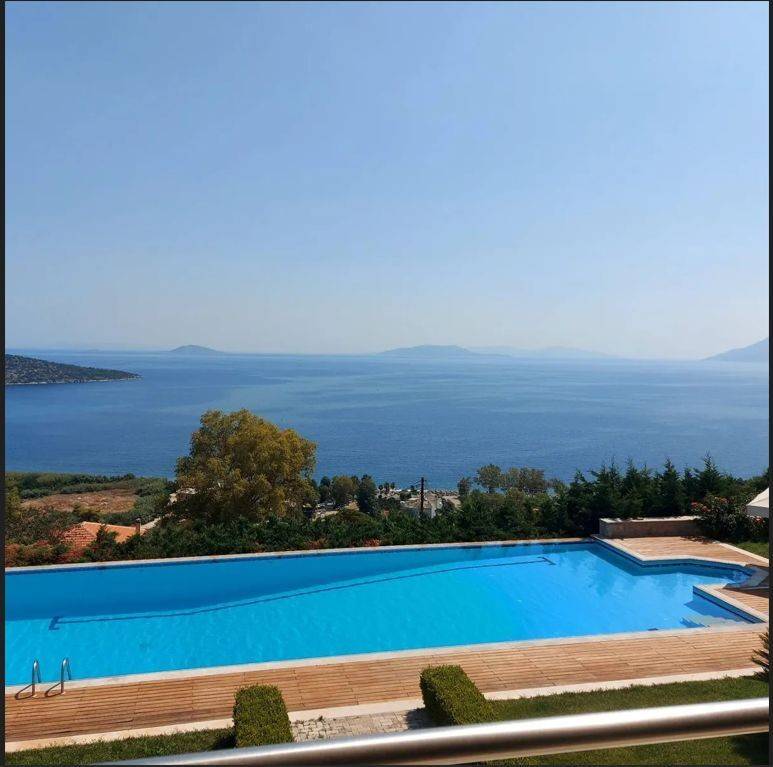 Unique, Tuscan-style two-level villa,