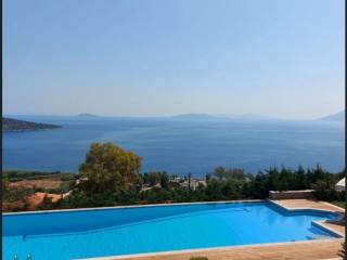 Unique, Tuscan-style two-level villa,