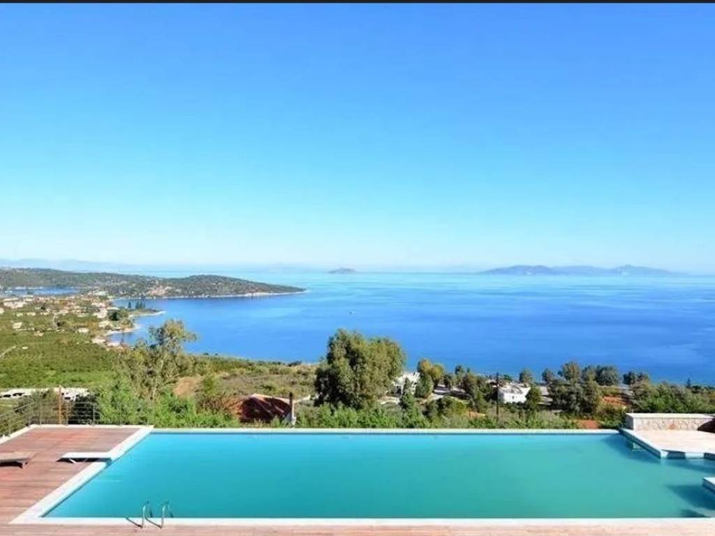 Unique, Tuscan-style two-level villa,