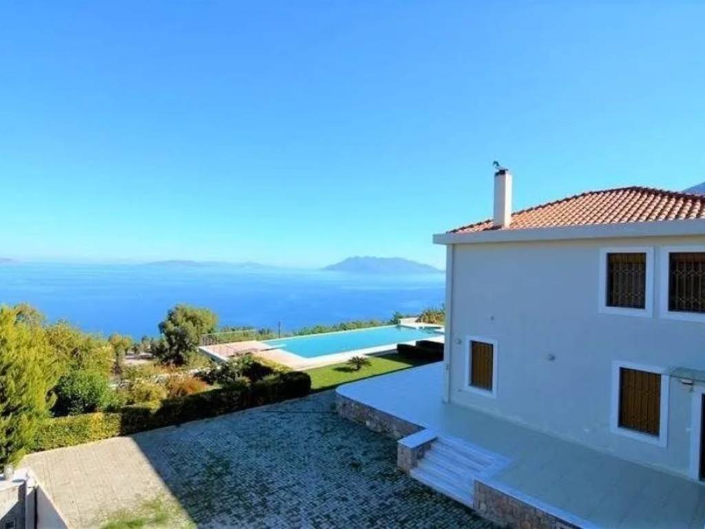 Unique, Tuscan-style two-level villa,