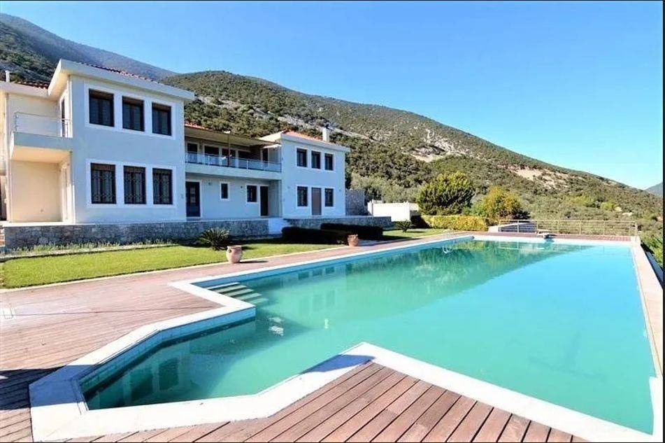 Unique, Tuscan-style two-level villa,