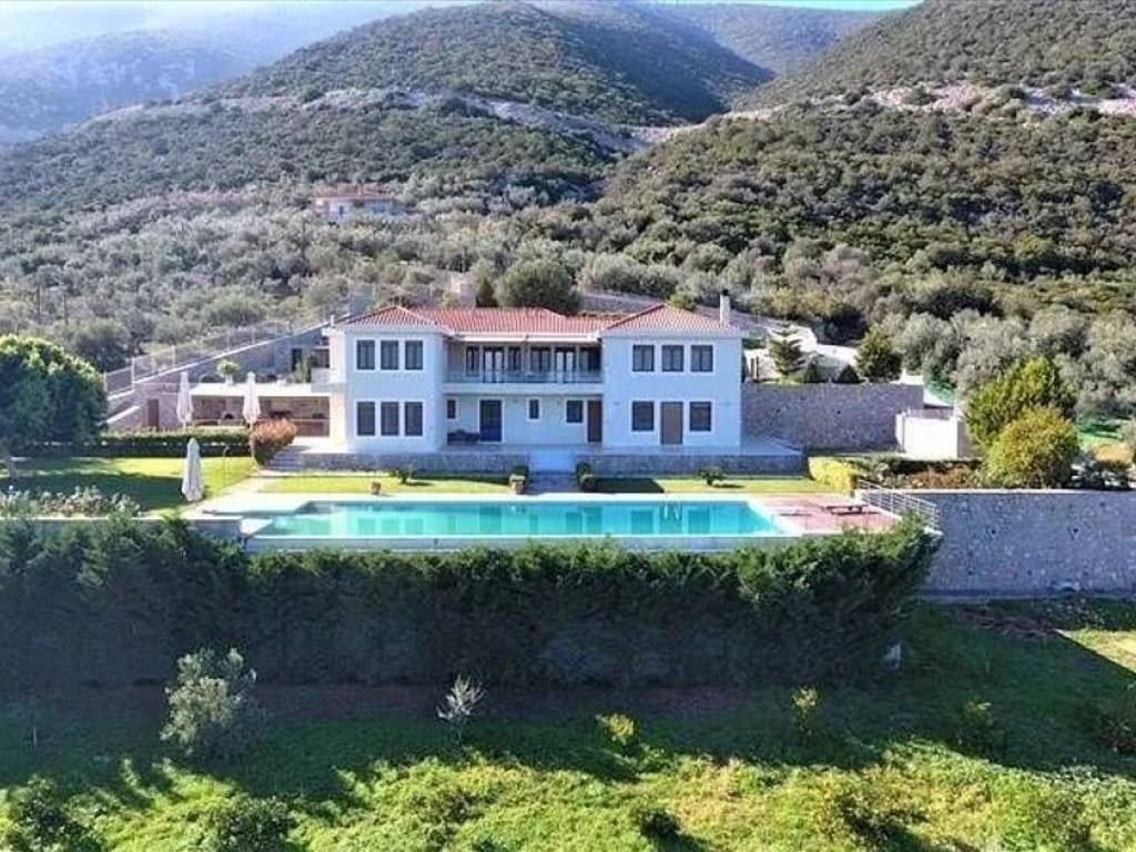 Unique, Tuscan-style two-level villa,