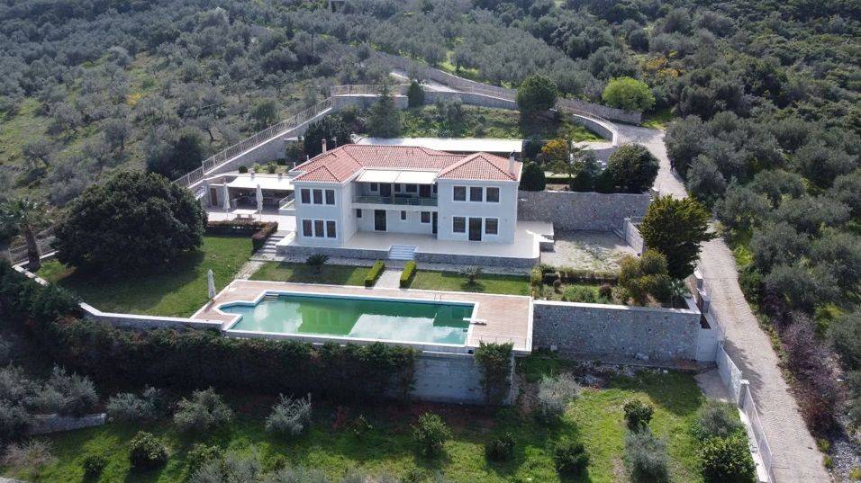 Unique, Tuscan-style two-level villa,