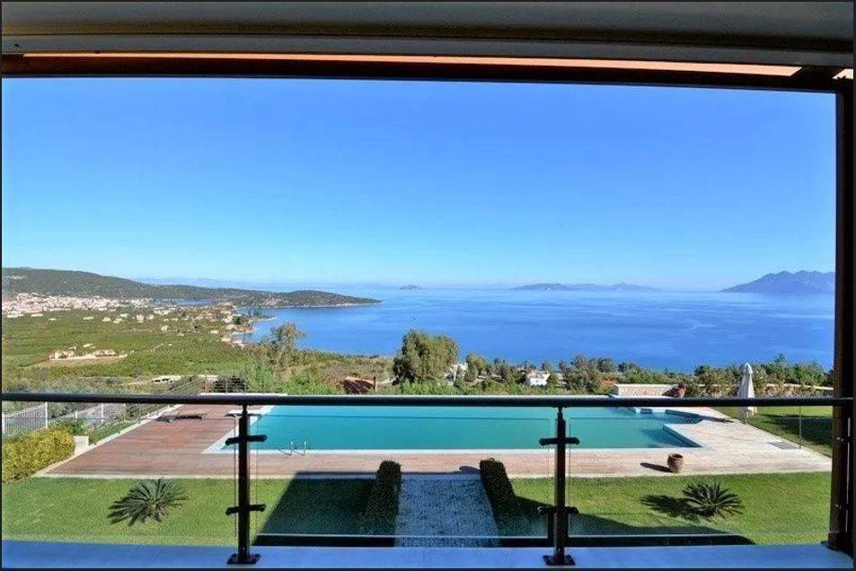 Unique, Tuscan-style two-level villa,