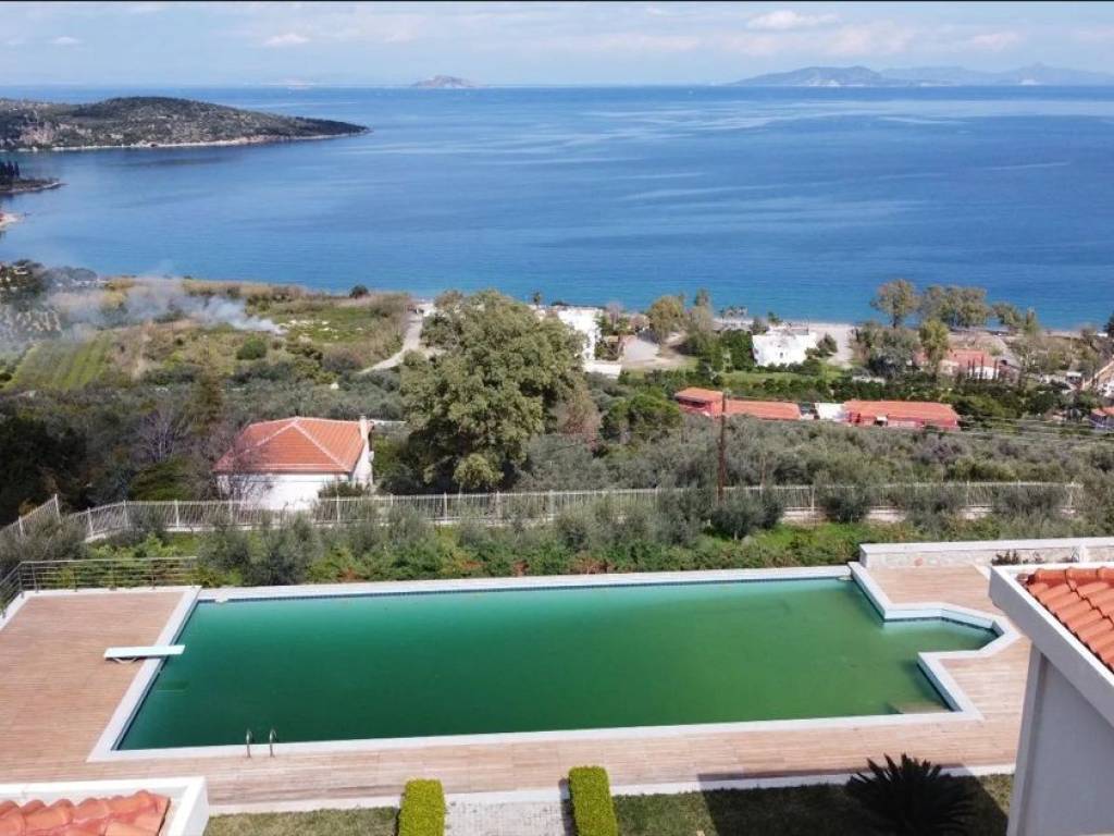 Unique, Tuscan-style two-level villa,