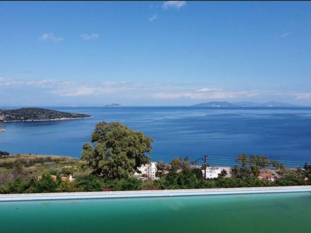 Unique, Tuscan-style two-level villa,